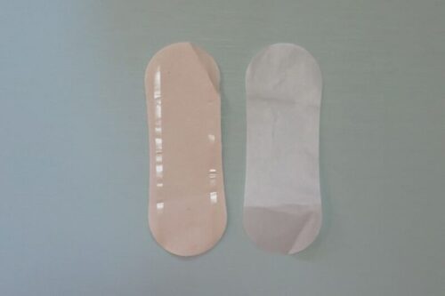 ジュランジェの使い捨て布ナプキンのテープが付いている面と、剥がしたはくり紙