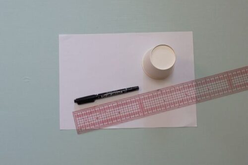 型紙を作るための紙と紙コップ、マジック、定規