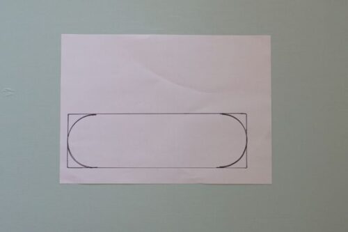 長方形の両端に紙コップを当てて、カーブを描いたところ。