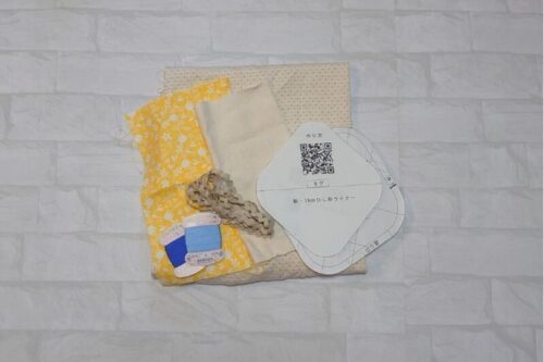 布ナプキンを作るための材料。布やテープ、糸、型紙